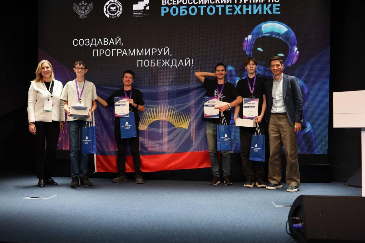 Юные мурманчане вошли в число победителей Всероссийского турнира по робототехнике Роман Шеин из гимназии 10 и Святослав Семчук ученик технопарка Кванториум 51 центра Лапландия отличились в номинации Мобильная робототехника Юниоры сообщили в министерстве образования и науки региона Турнир на площадке Федерального технопарка профессионального образования в Калуге собрал более 200 участников из 17 регионов страны Фото правительство Мурманской области Все самые важные новости Telegram MAX