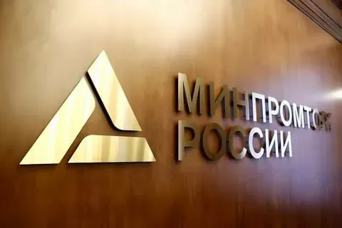 Вопросы развития рынка шерсти в России обсуждены на Кавказском инвестиционном форуме 5 мая РИА МОДА Замглавы Минпромторга России Иван Куликов принял участие в очередном заседании Межведомственного координационного штаба по вопросам развития рынка шерсти на территории Российской Федерации сообщается на сайте ведомства Мероприятие прошло под председательством Первого заместителя Председателя Совета Федерации Андрея Яцкина в ходе Кавказского инвестиционного форума Иван Куликов рассказал о промежуточных результатах работы над реализацией дорожной карты по развитию глубокой переработки овечьей шерсти Так для расширения использования шерстяного сырья и увеличения спроса на ткани с отечественной шерстью в составе Минпромторг России ведет работу в секторе производства школьной формы в том числе в рамках существующей соцподдержки по обеспечению комплектами детей из многодетных семей Совместно с Казначейством России разработан пилотный проект по обеспечению обучающихся школьной формой российского производства с использованием механизма электронного сертификата Реализация такого подхода создаст дополнительные условия для увеличения производственных мощностей повышения уровня локализации и расширения использования российского сырья отметил Иван Куликов Для обеспечения прозрачности рынка шерсти и справедливого ценообразования реализуются механизмы биржевой торговли 16 апреля 2026 года на площадке Петербургской биржи состоялись первые биржевые торги шерстью заключена безопасная сделка между предприятиями Республик Бурятия и Хакасия Кроме того Минпромторг России продолжает работу с маркетплейсами по вопросу создания преференций для российских переработчиков шерсти Они будут доступны в первую очередь предприятиям которые получили или получат в кратчайшие сроки знак качества Шерсть России