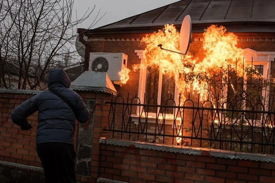 В Ростовской области женщина пыталась сжечь дом вместе с хозяином.  Следователи Мясниковского района завели уголовное дело в отношении 43-летней Оксаны Староверовой, подозреваемой в попытке поджога чужого дома.  По версии следствия, ночью 20 октября 2024 года женщина с пластиковой емкостью горючей жидкости пришла к дому на улице Кривоноса в хуторе Калинин.   Она облила горючим жидкостью окно цокольного этажа и подожгла.   Однако собственник дома заметил пламя и успел потушить огонь, предотвратив ущерб.  Староверова, ранее судимая и официально не трудоустроенная, задержана.   Домовладение оценено в 950 тысяч рублей.   Дело возбуждено по статье «Покушение на умышленное уничтожение чужого имущества путем поджога»  ч. 3 ст. 30, ч. 2 ст. 167 УК РФ .   Расследование продолжается. Следователи выясняют мотивы поджигательницы и обстоятельства подтолкнувшие ее к преступлению.