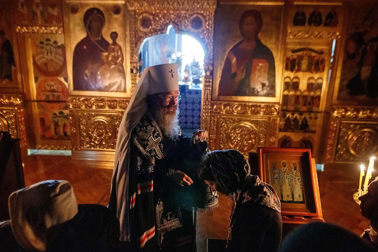 Глава Томской митрополии возглавит вечерню с чином прощения в Богоявленском соборе 22 февраля в 18 00 в Прощеное воскресенье митрополит Томский и Асиновский Ростислав совершит вечерню с чином прощения в Богоявленском кафедральном соборе города Томска По традиции на Общегородской чин прощения соберется все духовенство Томской епархии и многочисленные прихожане томских храмов