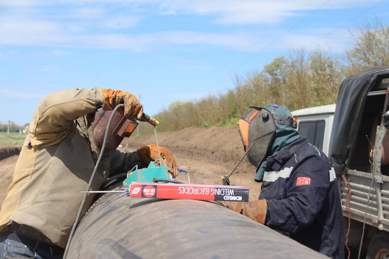 В Краснодарском крае в 2025 году модернизировали более 200 км сетей водоснабжения и водоотведения Работы по строительству и модернизации провели по нацпроекту Инфраструктура для жизни В 2025 году провели реконструкцию и ремонт 206 км коммунальных сетей Лидером стал Ейский район там протяженность обновленных трубопроводов превысила 73 км Капитально отремонтировали магистральные водопроводы на участках от села Воронцовка до станицы Должанской от поселка Моревка до станицы Камышеватской и трубопроводы соединяющие поселки Октябрьский Первомайский Островского Пролетарский и Заводской В Щербиновском районе капитально отремонтировали более 27 км водопроводных сетей в четырех населенных пунктах Значительный объем работ выполнили и в Славянском районе в станице Анастасиевской обновили более 23 км сетей водоснабжения В Белореченском районе в Черниговском сельском поселении ввели более 22 км водопроводных сетей рассказал врио министра ТЭК и ЖКХ региона Вячеслав Шапошник Читайте нас в MAX