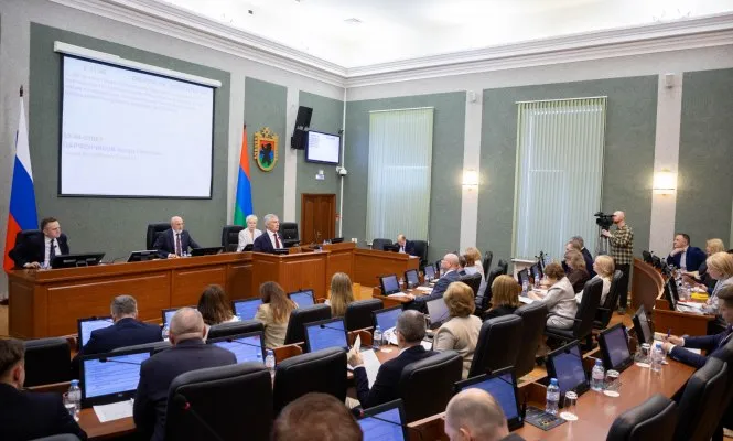 Депутаты Законодательного Собрания Карелии заслушали отчет Главы республики о деятельности правительства за 2025 год Парламентарии отметили как достигнутые успехи так и существующие проблемы включая демографическую ситуацию и вопросы качества воды Несмотря на сложности отчет был принят большинством голосов Глава республики подчеркнул Необходимо объединить усилия для решения обозначенных задач Столица в МАКС Прислать новость Реклама
