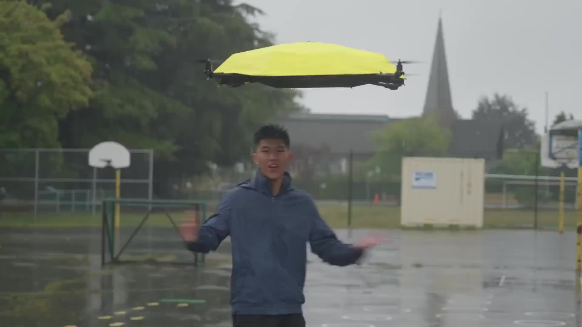 Инженер разработал летающий зонт, следящий за человеком и защищающий от дождя