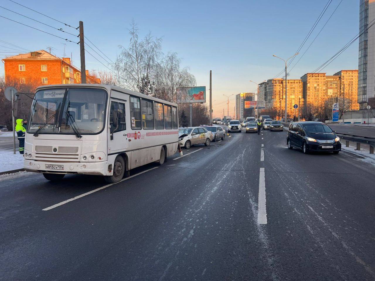 Массовая авария произошла на Мичурина: столкнулись четыре авто и маршрутка   По предварительным данным Госавтоинспекции, спровоцировал аварию водитель такси на «Ладе». Он столкнулся с «Тойотой», «Маздой», «Хондой» и 58-м автобусом. Обошлось без пострадавших. В канале «ЧП Красноярск» очевидцы пишут, что водитель такси мог уснуть за рулем.   На месте сейчас работают дорожные полицейские, машины с проезжей части уже убрали, чтобы они не мешали движению.