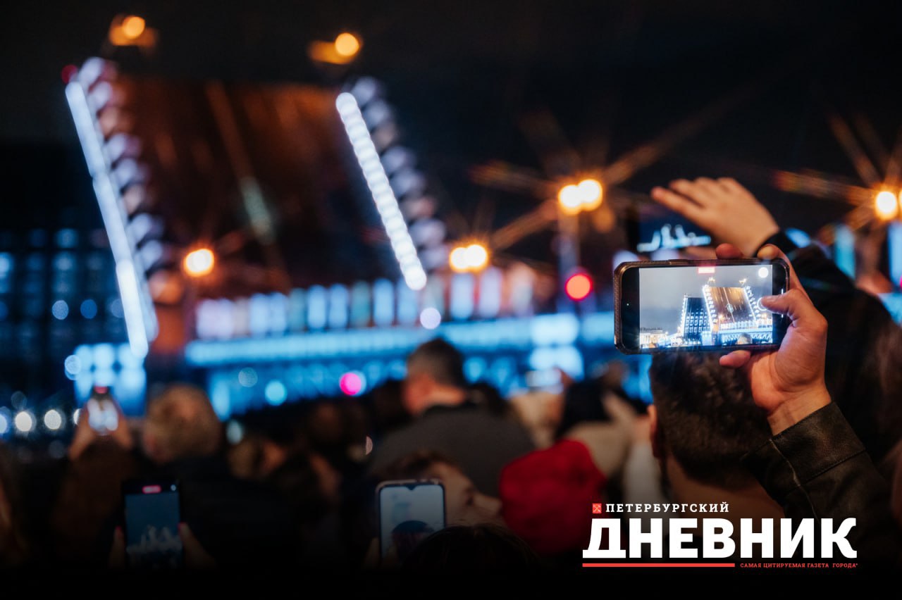 Дворцовый мост развели под музыку Чайковского! В ночь с 11 на 12 июля, в рамках проекта «Поющие мосты» Дворцовый мост был разведен под фрагменты музыкальных произведений Петра Ильича Чайковского. Трек-лист посвящен году 185-летия великого композитора. Петербуржцы и гости города услышали фрагмент знаменитой «Симфонии №4» в исполнении симфонического оркестра, а также отрывок одной из пьес фортепианного цикла «Времена года» — «Июль». Традиционно прозвучал «Гимн Великому городу» Рейнгольда Глиэра. Напомним, что в ночь с 12 на 13 июля Дворцовый мост вновь разведут под музыку Чайковского! Звуковое шоу «Поющие мосты» проводится изданием «Петербургский дневник» при поддержке Комитета по печати и взаимодействию со СМИ с 2016 года. Во время шоу петербуржцы и гости города могут услышать музыку петербургских и ленинградских композиторов в симфоническом исполнении. С момента создания «Поющих мостов» шоу посетили уже более 20 млн человек. В 2023 году проект вошёл в топ-25 Единого календаря событий Комитета по развитию туризма. В прошлом сезоне Дворцовый мост «пел» 46 ночей, а зрители увидели 24 лазерные проекции и услышали более 500 минут классической музыки, с акцентом на произведения русских и советских композиторов, таких как Мусоргский, Чайковский, Глинка, Шостакович и Петров. Фото: Дмитрий Сермяжко Петербургский дневник