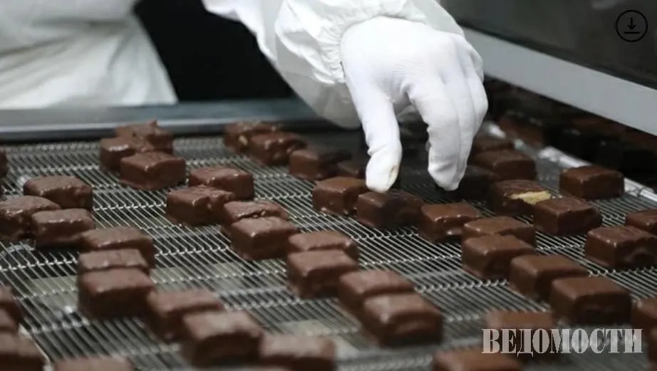 Продажи шоколада падают второй год подряд следует из данных аналитической компании NTech По итогам 2025 года общий объем продаж шоколадных плиток в России составил 231 тыс тонн или 292 млрд рублей В натуральном выражении этот показатель сократился на 15 В 2024 году реализация такой продукции в штуках также снизилась на 6  Шоколад перестал быть товаром для импульсных покупок на этой категории экономят прежде всего объясняют опрошенные Ведомостями эксперты Max Telegram Рассылка Приложение для iOS Android