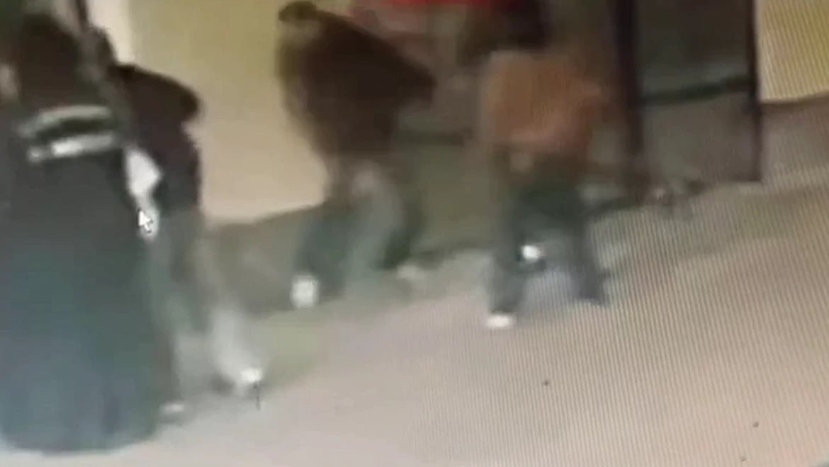 Уроженца Оренбурга задержали в Москве за ножевое нападение В столице возбуждено уголовное дело после драки на улице Покровка По данным полиции 33 летний уроженец Оренбурга в ходе конфликта с компанией молодых людей ударил ножом двух мужчин Один из пострадавших получил ранения груди и поясницы второй бедра Их доставили в больницу одному причинён тяжкий вред здоровью степень вреда второму уточняется Подозреваемого задержали на месте он находился в состоянии алкогольного опьянения Орудие преступления изъято и направлено на экспертизу Мужчину заключили под стражу расследование продолжается