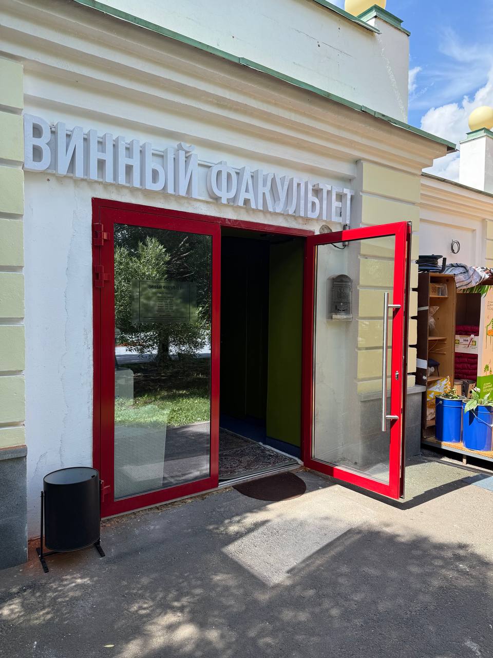 Ну теперь официально: в бывшем туалете рядом с резиденцией губернатора открылся новый винный бар. Фишечка - оооочень дипломатичные цены.  В Екатеринбург зашел «Винный факультет». Это пятый по счету бар этой сети в стране от Михаила Лопатина. Этот проект успешно работает в Нижнем Новогороде, Калининграде, не сильно успешно в Питере, ну и Москве, где в декабре 2022 года и открылся первый «Винный факультет».   В Москве, кстати, успех случился не сразу, но дело пошло хорошо, поэтому решили двигаться в регионы.   Главное тут - это цены. Все стараются делать максимально недорого. Из вау продуктов - это доширак с лангустинами. Есть конечно еще и картошка с сосисками, паштет и тартар.   По интерьеру - это тренд последних времен - а-ля в советском стиле. Что нашли  на Авито , то и поставили. Ну и говорящие портреты есть на стены.   Ценники на вино будут низкие от 300-500 рублей  тут будет большой выбор  и чуть выше. Будет и собственное вино от Павла Швеца. Вообще собственник  договаривается напрямую с производителями. Как получается снижать ценник, собственник не рассказывает. Ну вот есть уточнения, что в целом в бизнесе он давно: занимается недвижкой, лабубу и еще сервисом для ресторанов.   Ну и бонусом для гостей бара в подвале установили несколько бильярдных столов, где играть можно будет бесплатно.      Миллионеров