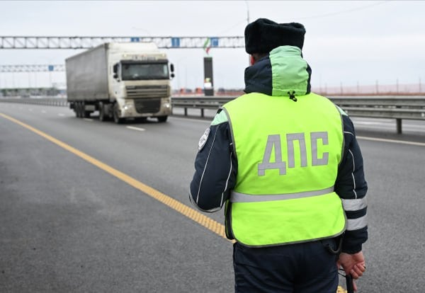 В Москве автомобилист попытался дать инспектору ДПС взятку в 1 млн рублей  Это произошло накануне в салоне служебного автомобиля Госавтоинспекции.  Как сообщили агентству «Москва» в столичном главке СКР, за такую сумму злоумышленник хотел, чтобы полицейский не документировал факт обнаружения наркотиков.  Мужчина задержан. Возбуждено уголовное дело по статье о покушении на дачу взятки должностному лицу.    Подпишись на «Говорит Москва»