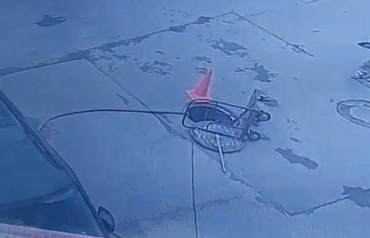 Четырехлетний ребенок упал в люк на парковке автосалона на Октябрьской набережной. Мальчика с травмами доставили в больницу, в связи с инцидентом Следственный комитет проводит проверку. Подписаться Новости СПБ