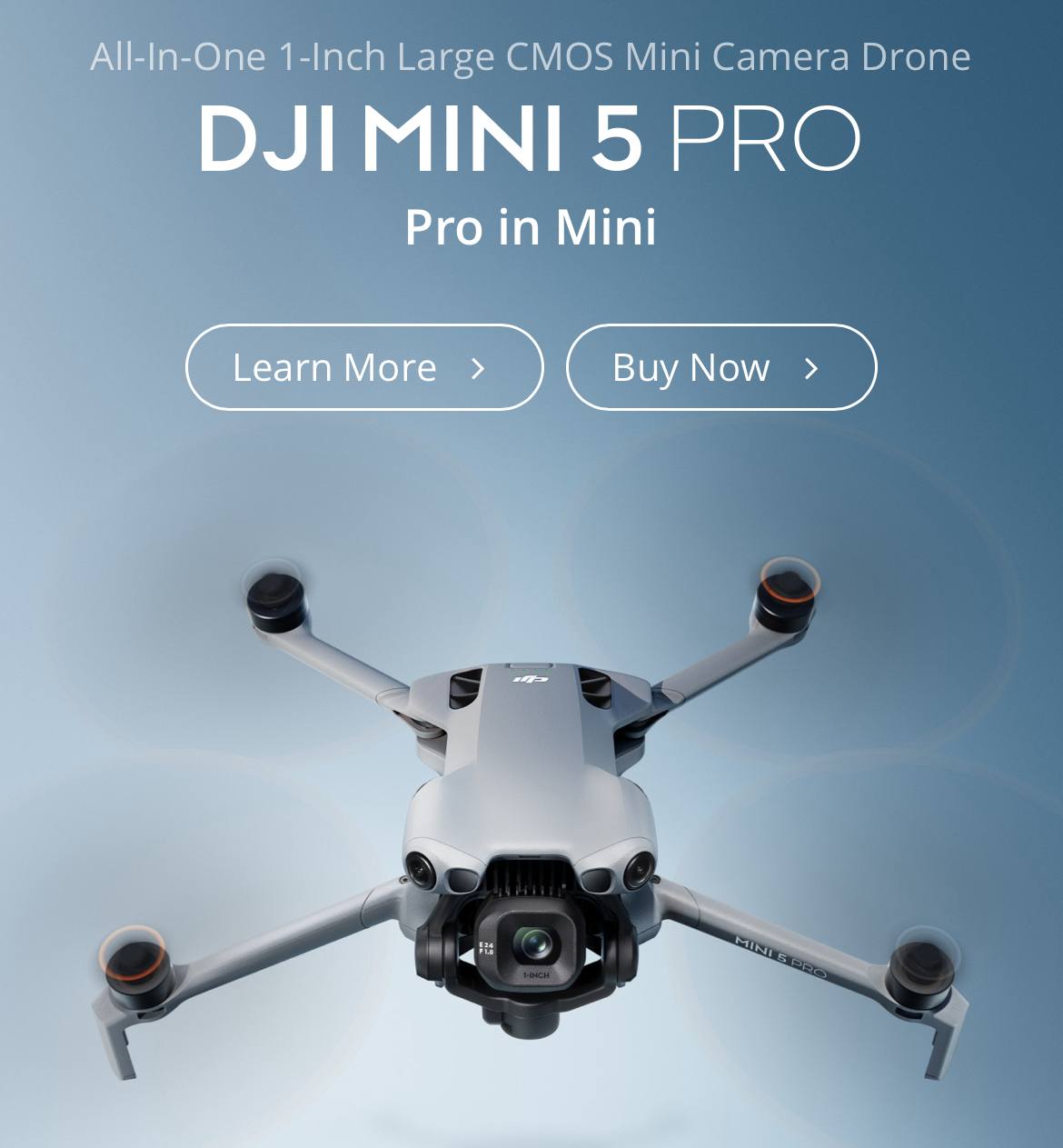 Компания DJI официально представила новый дрон Mini 5 Pro и теперь есть подтверждённые данные о его характеристиках Главное нововведение 1 дюймовый CMOS сенсор на 50 МП и объектив f 1 8 экв 24 мм что значительно повышает качество съёмки особенно в условиях слабого освещения Поддерживается запись 4K HDR 60 fps и 4K 120 fps для замедленной съёмки Камера установлена на подвесе с углом вращения 225 доступен режим True Vertical для вертикальной съёмки без потери качества Для безопасности DJI впервые применяет в Mini серии LiDAR датчик работающий в паре с системой всенаправленного обхода препятствий Это заметно улучшает полёты в сложных условиях включая сумерки и ночь По данным производителя время полёта достигает 36 минут с базовой батареей Вес дрона 249 9 г что позволяет сохранить его в категории суб 250 г упрощая регистрацию и правила эксплуатации во многих странах Передача сигнала осуществляется через систему O4 дальность до 20 км DJI Mini 5 Pro стал самым технологичным дроном в своей линейке сохранив при этом компактность и лёгкий вес
