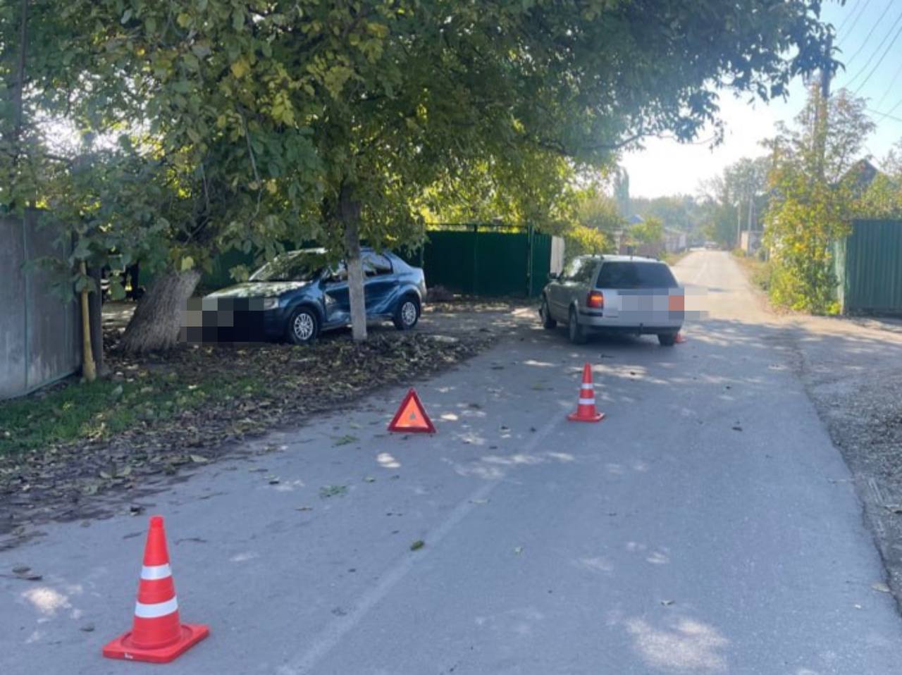 В Предгорном округе произошло столкновение 2 транспортных средств, пострадал 1 участник.    По предварительным данным, 23 октября примерно в 11 часов на одной из улиц села Винсады, водитель легкового автомобиля Фольксваген не предоставил преимущество в движении автомобилю Рено на нерегулируемом перекрестке равнозначных дорог, из-за чего произошло столкновение транспортных средств.   В результате автоаварии, 20-летняя водитель автомобиля Рено, жительница Предгорного округа, была доставлена с травмами в лечебное учреждение. Водитель автомобиля Фольксваген, 66-летний местныйй житель, в результате ДТП не пострадал.    ‍ Автоинспекторами установлено, что девушка имеет стаж вождения  всего 6 месяцев. Водитель автомобиля Фольксваген управляет транспортным средством – 45 лет, за последние 2 года к административной ответственности привлекался 1 раз.    Сопутствующим фактором стало отсутствие дорожных знаков на данном перекрестке. По данному факту информация была направлена собственнику дорог для незамедлительного устранения выявленных недостатков.   ‍ По факту автоаварии проводится проверка. Детальные обстоятельства происшествия устанавливаются.