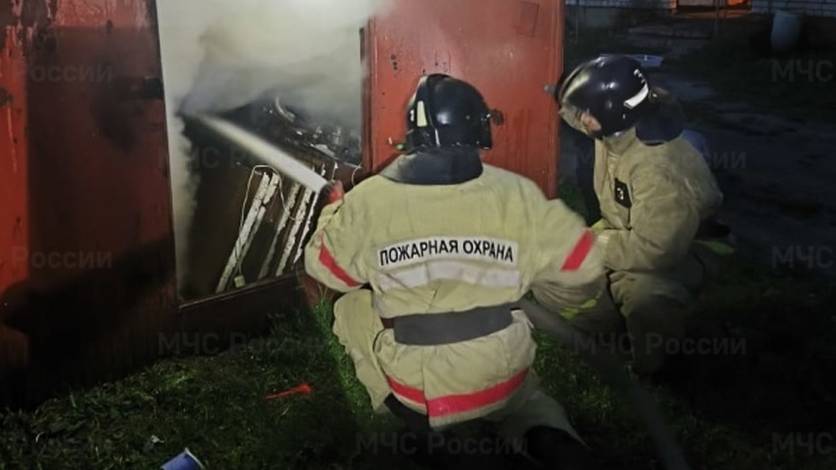 В поселке под Орлом сгорел гараж вместе с автомобилем "ВАЗ" Происшествие случилось вечером 9 июня в поселке Телецентр. Пожарные быстро ликвидировали возгорание. Подробности - на нашем сайте Вести-Орел. Подписаться