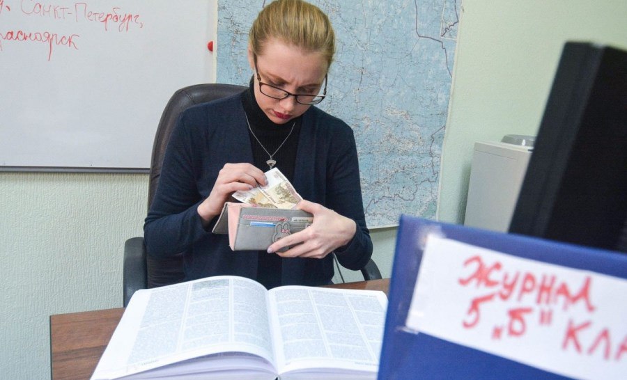 В Госдуме призвали педагогов не ждать парадокса уменьшения зарплат после повышения окладов Учителя переживают что им урежут премии в итоге общий доход окажется ниже чем был Правительство порекомендовало устанавливать размер оклада педагогов на уровне не менее 70 от зарплаты Мера вызвала обсуждение в сети опасаются что если оклады повысят то руководства школ уберут стимулирующие надбавки комментаторы беспокоятся что в итоге это приведёт к уменьшению зарплат и сокращению учителей Член комитета ГД просвещению Анатолий Вассерман сказал Подъёму что фонд оплаты измениться не должен а большие премии при маленьком окладе создают слишком много возможностей для произвола руководства Сокращение доли премий не приведёт к снижению общей оплаты фонд общей оплаты фиксирован Другое дело что фонд оплаты тоже пока меньше чем нужно Так что в принципе какие то повышения в любом случае предстоят Вассерман добавил что сама по себе идея ограничить долю регулярных премий в общей зарплате вполне разумна и к этой цели стоит идти Подписывайтесь на Подъём