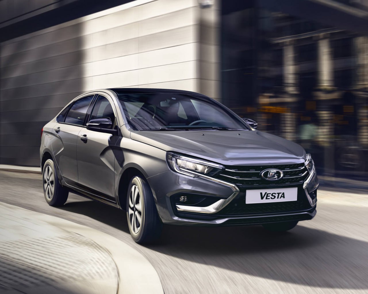 Из за грохота в подвеске Lada Vesta дилеру придётся заменить авто покупателю на аналогичное и заплатить более 2 3 млн рублей Решение принял Омский областной суд Мужчина в прошлом году после покупки попросил продавцов заменить машину из за шума в области передних колёс Он переживал что ездить на авто опасно Дилер провёл свою проверку и не выявил неисправностей Тогда покупатель подал иск Судебная экспертиза показала дефект Подписаться на RT ТГ Зеркало MAX