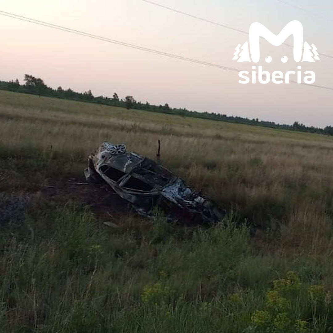 Три человека погибли после столкновения с косулей в Славгороде.  Предварительно, 22-летний водитель "Лексуса" ночью врезался в животное, не справился с управлением. Машина улетела в кювет, перевернулась и загорелась.  Парень погиб, его пассажиры 27 и 22 лет — тоже.