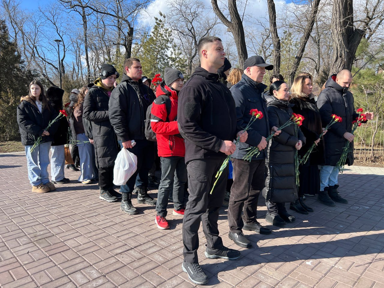 Герои Мариуполя  В честь Дня Защитника Отечества в Мариуполе прошло возложение цветов к памятнику, установленному на могиле Героев Советского Союза Семенишина В.Г. и Лавицкого Н.Е. Мероприятие собрало участников из различных сфер: сотрудники отдела по вопросам молодежной политики, представители администрации города, а также студенты и активная молодежь.  Это символическое действие служит знаком уважения и благодарности воинам, которые защитили нашу страну. Их героизм формирует прочный фундамент для будущих поколений, а память о них вдохновляет молодежь на служение своей Родине.  Такого рода мероприятия важны для сохранения исторической памяти, передачи ценностей молодым людям и осознания значимости героев в истории нашей страны.