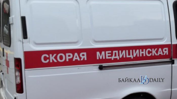 Житель Бурятии облил жену кипящим бульоном Конфликт вспыхнул из за того что житель Закаменского района пришёл днём домой пьяным Супруга которая готовила обед начала ругаться В порыве злости муж схватил с плиты горячую сковороду на которой тушилось мясо и выплеснул кипящую жидкость прямо в лице женщине Пострадавшая получила ожоги лица и шеи Стоит отметить что 2017 году мужчина уже привлекался к уголовной ответственности за угрозу убийством в отношении жены но тогда женщина его простила