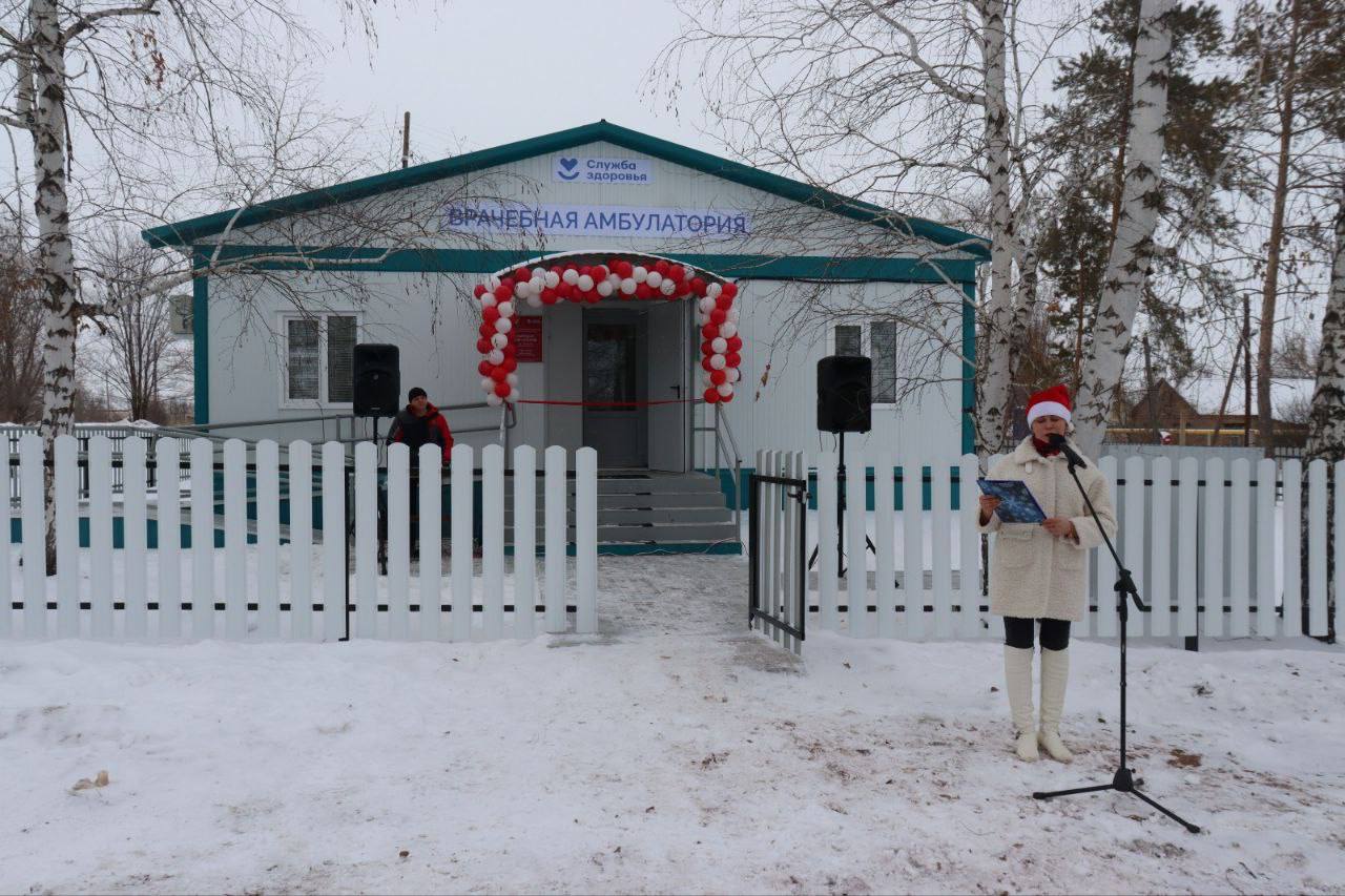 Модернизация первичного звена здравоохранения Красногвардейского района: в поселке Пушкинский открыли новую врачебную амбулаторию  В этом году Пушкинская амбулатория стала третьим объектом здравоохранения, открытым благодаря инициативе губернатора Дениса Паслера в рамках реализации нацпроекта «Здравоохранение». Теперь в Красногвардейском районе шесть новых модульных медицинских учреждений: в поселках Свердловский и Ишалка, в селах Пролетарка, Ивановка, Подольск.  К Пушкинской амбулатории прикреплены около 1400 человек, из них 122 ребенка. В медучреждении созданы комфортные условия для пациентов и персонала. Здание оснащено горячим и холодным водоснабжением, электричеством. Обустроены смотровой и процедурный кабинеты, помещения для персонала и хранения медикаментов, а также санузлы и палата дневного стационара.  Врачебная амбулатория укомплектована медицинским оборудованием: электрокардиографом, автоматическим дефибриллятором, пульсоксиметром, набором для оказания неотложной помощи, холодильниками для хранения лекарственных препаратов и вакцины и многим другим. Медработник оказывает плановую, неотложную и экстренную помощь, выписывает и доставляет пациентам лекарственные препараты, проводит профилактическую работу. Помощь будет оказываться не только взрослому населению, но и по профилю педиатрии и акушерства.  Региональный проект «Модернизация первичного звена здравоохранения Оренбургской области»  нацпроект «Здравоохранение»  позволяет обновлять медицинские учреждения на территории всего Оренбуржья. Всего в этом году по инициативе губернатора Дениса Паслера в регионе возведено 45 модульных конструкций – ФАПов и врачебных амбулаторий. За 5 лет благодаря участию в нацпроекте в регионе отремонтировано 729 объектов здравоохранения и введено 133 новых. В 2025 году планируется приобрести и установить 30 быстровозводимых модульных конструкций – 26 ФАПов, 2 врачебные амбулатории и 2 поликлиники.