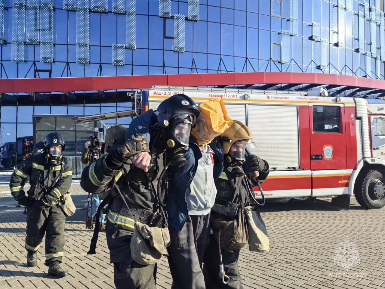 Белгородские огнеборцы провели учения в спортивном комплексе «Белгород Арена»     В Белгороде прошли пожарно-тактические учения на объекте с массовым пребыванием людей. Участники учений отработали действия по спасению людей и тушению условного пожара. Здание спортивной арены пятиэтажное, овальной формы, предназначено для проведения спортивно-массовых и культурно-зрелищных мероприятий, а также оказания услуг физкультурно-спортивной направленности населению.    По легенде учений возгорание произошло в центре трибун на втором этаже. Пожар сопровождается сильным задымлением, существует угроза распространения огня в смежные помещения и на VIP-ложу расположенную на 3 этаже.     На место по повышенному номеру вызова прибыли 8 пожарных расчетов, спасатели областной службы спасения, медики. Сотрудники МЧС России незамедлительно приступили к поиску и спасению людей. Пожарные оперативно нашли условно пострадавших и с помощью спасустройств вывели их на свежий воздух.    Очаг условного пожара был найден, локализован на площади 80 квадратных метров, а затем полностью потушен.    Всего в учениях были задействованы 42 человека личного состава и 11 единиц специализированной техники.