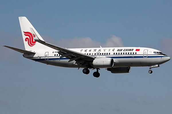 Авиакомпания Air China открыла прямое авиасообщение между Пекином и Ташкентом Национальный авиаперевозчик Китая – авиакомпания Air China – продолжает расширять свое международное присутствие и впервые выходит на рынок Узбекистана, открыв регулярные рейсы по маршруту Пекин – Ташкент – Пекин. Об этом сообщает AVIA.RU со ссылкой на данные Uzbekistan Airports. Как отмечается в сообщении в телеграм-канале, 19 июля в 19:40 в международном аэропорту Ташкента приземлился первый рейс авиакомпании. Экипаж и пассажиров, прибывших на авиалайнере Boeing 737, встретили традиционной водной аркой и цветами. aviaru.net/n285845