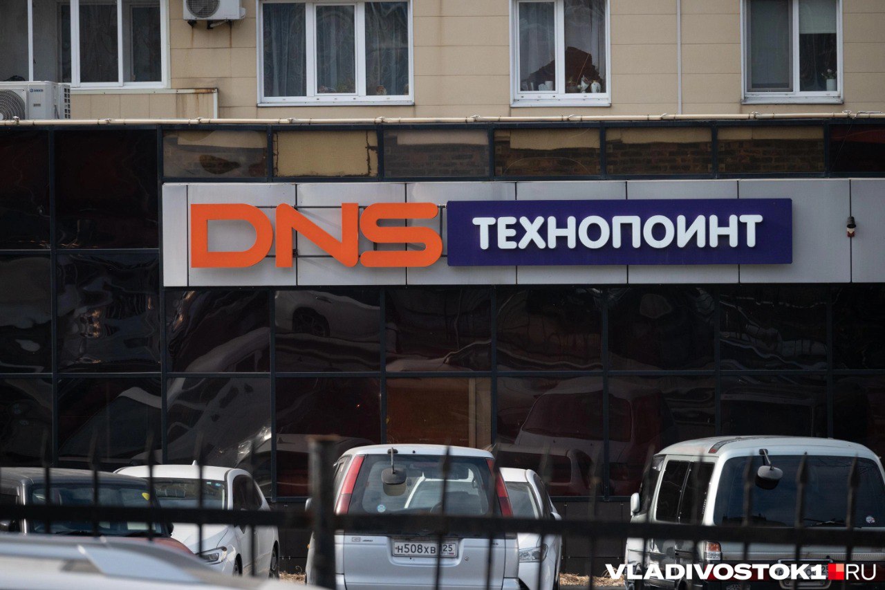 Громкий конфликт возникший из за неудачной доставки телевизора в торговом центре Дальторгсервис в Находке разрешился в пользу клиента Он получил компенсацию за поврежденный плазменный телевизор Об этом рассказал глава компании DNS Дмитрий Алексеев Он уточнил что менеджеры магазина приняли решение выплатить клиенту деньги в полном объеме По его словам это нормально когда сотрудники сети самостоятельно выбирают как действовать в таких ситуациях Это решение принимал естественно не я и не дирекция ДНС Это вполне рядовое решение которое могут и должны принимать ребята на месте С точки зрения менеджмента со стороны дирекции важно не принимать решения по всем вопросам а создавать систему принятия решений распределения полномочий и корпоративную культуру которая обеспечивает правильные соответствующие интересам компании решения написал миллиардер Подробнее на сайте Подписаться