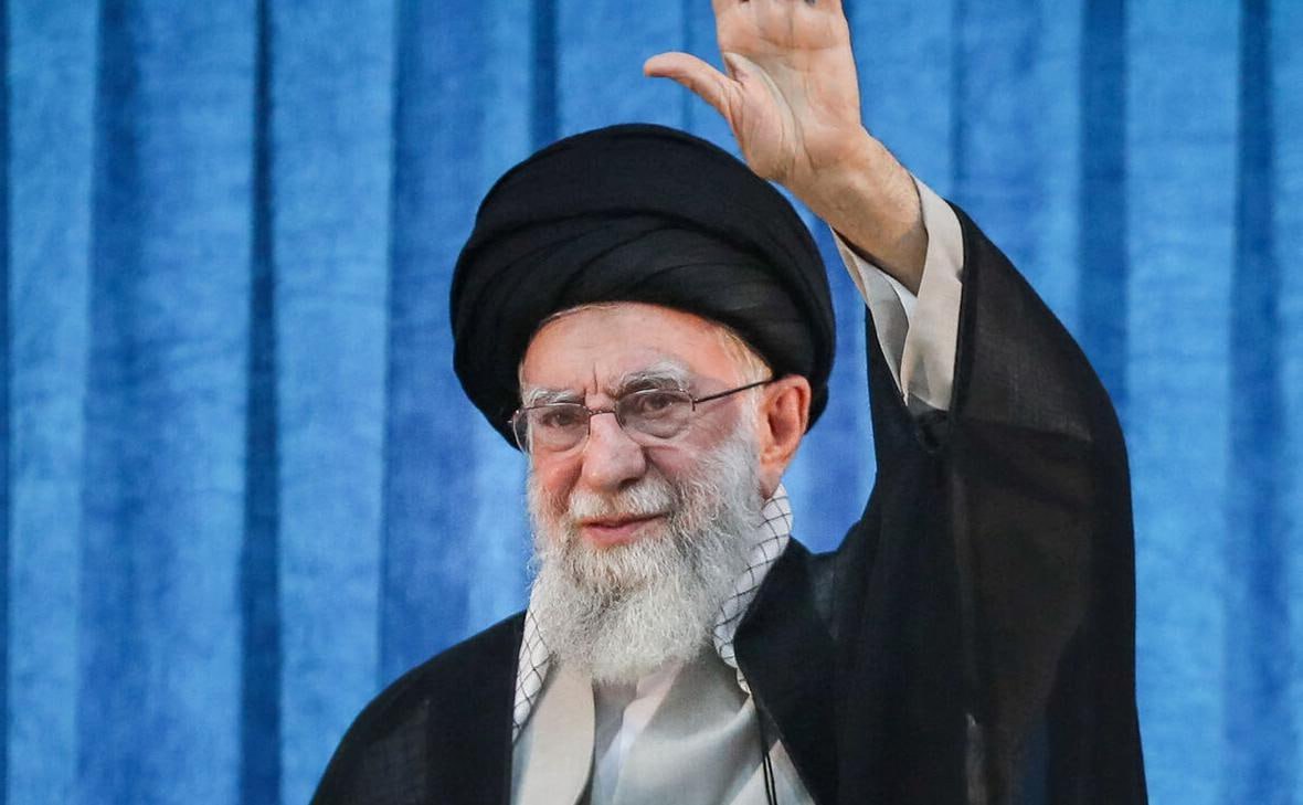 Аятолла Хаменеи подтвердил сообщения о тысячах погибших в результате подавления протестов Ответственность за гибель людей он возложил на США и Израиль Глава правящего в Исламской Республике Иран теократического режима аятолла Али Хаменеи признал гибель нескольких тысяч человек в результате внутрииранского политического кризиса При этом ответственность за кровопролитие Хаменеи возложил на США и Израиль Те кто связан с Израилем и США нанесли огромный ущерб и убили несколько тысяч человек заявил Хаменеи Аятолла также раскритиковал президента США Дональда Трампа обвинив его в клевете против иранского народа Мы считаем президента США преступником ответственным за жертвы ущерб и клевету против иранского народа В конце декабря в Иране на фоне падения курса национальной валюты до рекордно низкого уровня относительно доллара США инфляции и резкого роста цен на продукты и лекарства вспыхнули массовые протесты Изначально демонстранты требовали решения экономических проблем однако вскоре среди протестующих зазвучали призывы к смене режима В последние несколько дней протесты пошли на спад В ходе столкновений непропорциональное насилие применяют как силовики так и сами протестующие Фото Офис высшего руководителя Ирана Подписаться Связаться Поддержать Patreon Boosty