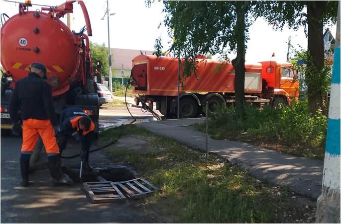 За сутки ямочный ремонт дорог выполнен на 13 улицах Ульяновска и пригородной зоны По поручению главы областного центра Александра Болдакина МБУ «Дорремстрой» продолжает эту работу в ежедневном режиме На площади больше 900 кв.м. отремонтированы участки дорог в Арском, Погребах, Карлинском, на улицах Мира, Стасова, Александра Невского, Гончарова, Пролетарской, Железной Дивизии, Кирова, Полбина, Октябрьской, 9 и 11, проезде Заводском. На Аполлона Сысцова и Врача Сурова дорожники отфрезеровали старое покрытие для дальнейшей укладки асфальта Также Александр Болдакин поставил дорожникам задачу устранить ямы у пешеходного перехода по улице Димитрова. Рядом располагается школа № 74 Днём 7 июля покос травы силами МБУ «Дорремстрой» был организован на улицах Героев Гостомельского десанта, Шигаева, Ефремова, Богдана Хмельницкого, Сельдинском шоссе, бульваре Знаний, проспекте Генерала Маргелова, 8-м и 10-м проездах Инженерных Подробнее