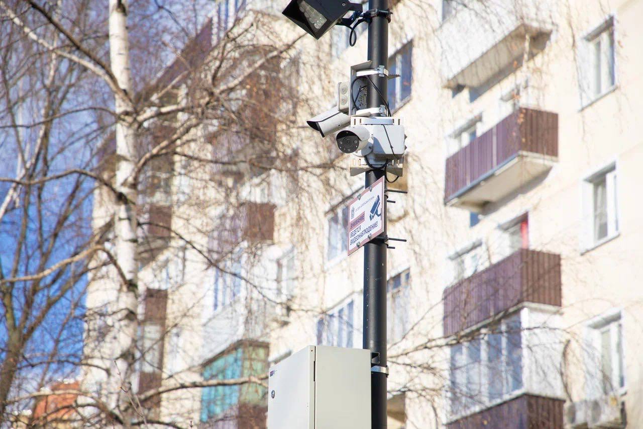 За порядком в подмосковных дворах помогает следить искусственный интеллект Неработающий фонарь, навал мусора, машина на газоне или граффити на стене — всего 14 видов нарушений отслеживают более 66 тысяч «умных» видеокамер системы «Безопасный регион». Далее нейросеть автоматом ставит задачи на их устранение, а по итогу — проверяет выполнение работ. «С помощью камер, оснащенных ИИ, мы контролируем чистоту во дворах — с момента обнаружения проблемы до ее решения — мусор это, граффити или, например, неработающий фонарь. Уже удалось устранить около 185 тыс. таких нарушений. Кроме того, ИИ помогает бороться с запаркованностью контейнерных площадок за год выявлено более 3,5 тыс. таких случаев , а с недавних пор — и газонов. Нам важно, чтобы выходя из дома, каждый житель видел красивую и благоустроенную территорию, — отметил Андрей Воробьёв. — В ближайшее время у нас в стране будет создан Центр развития искусственного интеллекта, который объединит все самые передовые и эффективные практики, чтобы тиражировать их. В своей работе мы уделяем цифровой трансформации особое внимание — это задача, поставленная Президентом. И, конечно, серьезный акцент — на запросы жителей. Там, где мы внедряем ИИ-технологии, видим снижение количества жалоб людей, а это — самое главное». За три года количество проектов с использованием ИИ в Подмосковье увеличилось увеличилось более чем в 4 раза — с 9 до 38. Эффективнее всего нейросети работают с большими объемами данных — например, отсматривают и анализируют огромное количество фото и видеоматериалов, избавляя людей от рутины. За человеком остаются только функции контроля системы и принятия решений.