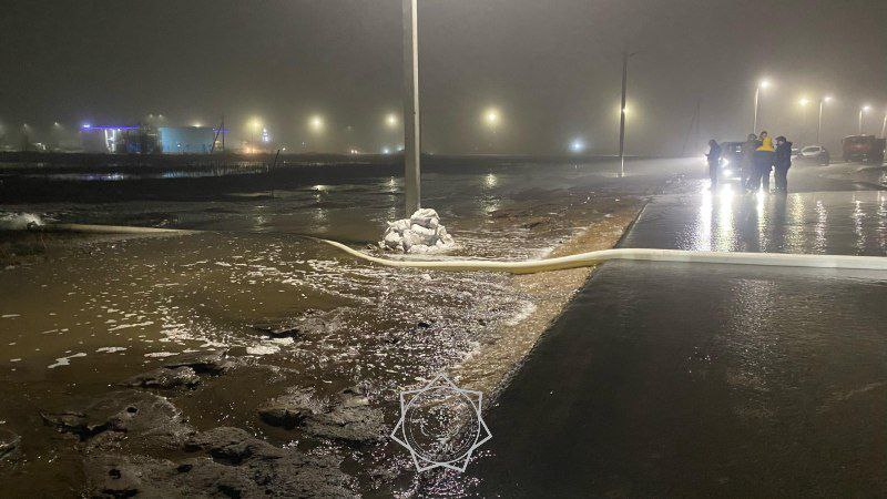 В Уральске талая вода залила дорогу   Из-за обильного снеготаяния в Уральске произошел перелив талой воды через низменный участок внутригородской автодороги, соединяющей два микрорайона.  В МЧС отметили, что в результате перелива движение автотранспорта не нарушено, угрозы для населения нет. Работники ДЧС ЗКО откачивают воду с помощью мотопомп.    Фото: МЧС    /CentralMediaNews