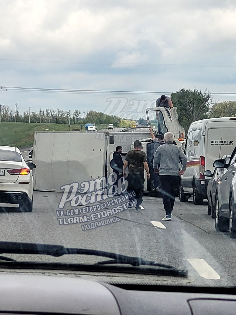 Грузовик перевернулся на трассе М4 «Дон» между Аютой и Новоперсиановкой в Ростовской области. Водители сообщают, что собирается пробка. #новостиростова #ростовнадону #дтп