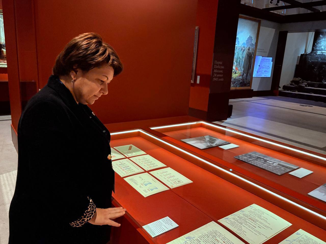 Директор МБОУ СОШ а Верхняя Мара Гаджаева Оксана Усеевна принимает участие в первой Всероссийской стратегической сессии Клуб директоров в г Москва С 10 по 11 ноября в Москве на площадке Центрального выставочного зала Манеж пройдет первая Всероссийская стратегическая сессия Клуб директоров строим общее будущее Это масштабное очное мероприятие собрало руководителей образовательных организаций со всей страны для выработки единых подходов к развитию системы образования Проведение сессии инициировано в соответствии с поручением Президента Российской Федерации от 10 марта 2025 г Координатором проекта выступило Министерство просвещения Российской Федерации а организатором Фонд Гуманитарных проектов при участии Государственного университета просвещения г Москва Флагманский проект Клуб директоров призван создать единое пространство для информационного и организационно методического сопровождения руководителей школ способствуя их профессиональному росту и объединению Главной целью проекта является обмен эффективным опытом распространение новейших практик в сфере образования и повышение управленческих компетенций директоров школ На основании тщательной экспертизы информации был сформирован список участников мероприятия Почетное право представлять свои субъекты получили около 200 директоров из всех уголков России Карачаево Черкесскую Республику на этом форуме представляют два руководителя директор МБОУ СОШ а Верхняя Мара Гаджаева Оксана Усеевна и директор МКОУ СОШ 6 г Черкесск Клименко Галина Васильевна Программа сессии чрезвычайно насыщенна Она включает не только торжественное открытие и тематические выступления по таким ключевым темам как Будущее России и мира Стратегическое мышление управленца и Гражданско патриотическое воспитание но и практическую часть Участников ждет групповая работа в командах презентации итогов своей деятельности дискуссии с дирекцией Клуба и встречи с почетными гостями Культурная программа предусматривает посещение историко документальной выставки ВЕЛИКАЯ ПОБЕДА Россия Моя история и вечерний поход в театр Ленком на спектакль Вишневый сад Участие Оксаны Усеевны в столь значимом федеральном проекте это не только личное признание ее профессиональных заслуг но и возможность перенять лучший управленческий опыт установить прямые контакты с коллегами из других регионов и привезти в нашу школу актуальные идеи и методики которые послужат дальнейшему развитию качества образования для наших младших учеников