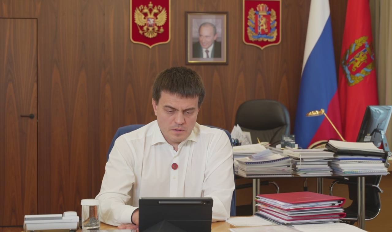Главное из прямого эфира губернатора Красноярского края Михаила Котюкова В части муниципальных образований начали отопительный сезон в основном это северные районы На случай аварийных ситуаций мы купили для территорий 90 мобильных дизельных генераторов Первая партия 50 штук уже прибыла в край Технику получит 31 округ На объектах строительства красноярского метро задействованы 4 тоннелепроходческих комплекса Работы развернуты на всех участках За последний год сделано больше чем за последние 20 лет Для городов вопрос ограничения уровня сотовой связи это вопрос безопасности для сел в крае это вопрос создания необходимой инфраструктуры Российские операторы сотовой связи ведут работу чтобы даже при низком уровне сигнала работали электронные сервисы Единая Россия на Енисее