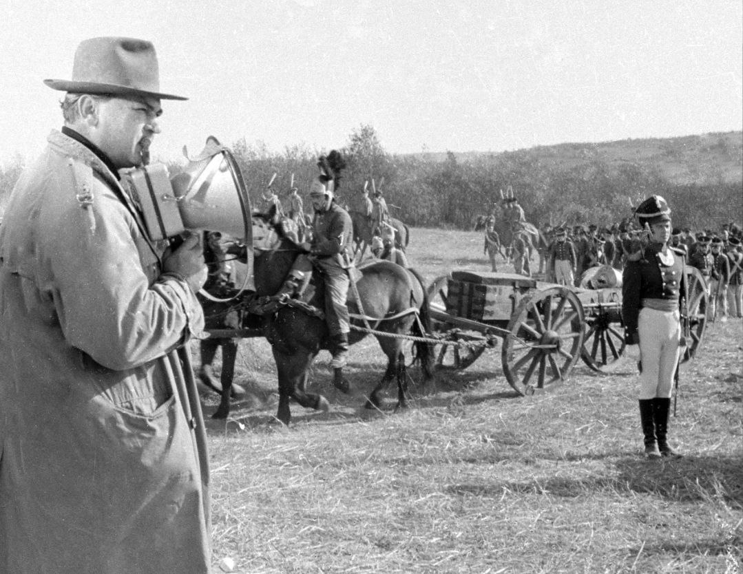 Жизнь это работа 105 лет назад родился актер и режиссер Сергей Бондарчук Он появился на свет в селе Белозерка Херсонской области Семья Бондарчук часто переезжала Они жили и в Ейске и в Таганроге Еще будучи школьником Сергей Федорович посещал театральные кружки с большой охотой участвовал в ученических спектаклях Первым из них стала постановка Джек и золотая табакерка по одноименной английской сказке О судьбе Сергея Бондарчука читайте на сайте Родины rodinargru