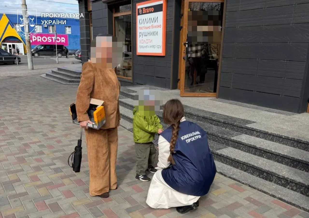 Жительница Украины пыталась продать 6 летнего сына за 25 тысяч долларов чтобы не заниматься его воспитанием После развода женщина жила с младшим ребенком двое старших детей остались с отцом пока не решилась на преступление В последний момент покупатель испугался и сообщил о несостоявшейся сделке сотрудникам правоохранительных органов Ребенка отправили в детский приют Читать нас в MAX
