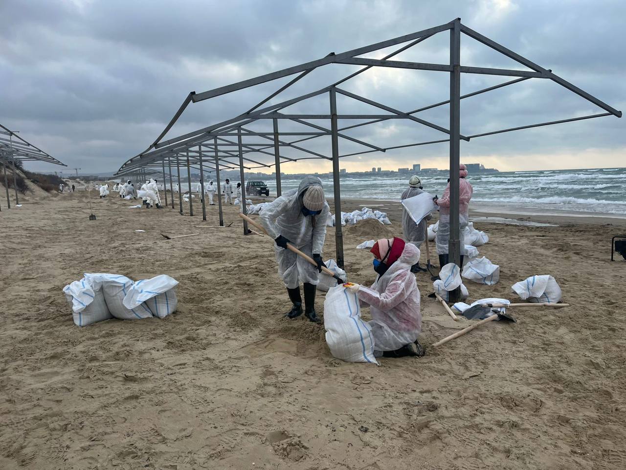 За сутки спасатели и волонтеры из Краснодара вывезли 960 кубометров отходов с берега Анапы  Спасатели и волонтеры кубанской столицы за сутки собрали 960 кубометров мусора с берега Анапы, что составило 48 самосвалов. На месте работали 67 человек и 15 единиц техники.    Всего с 18 декабря с береговой линии было вывезено 4320 кубометров мусора — это 204 самосвала. В некоторых местах работы велисьповторно. В уборке пляжей Анапы и Темрюкскогорайона ежедневно трудятся более двух тысяч человек из городов и районов Краснодарского края.   Читайте нас:    Телеграм     ВК     Дзен