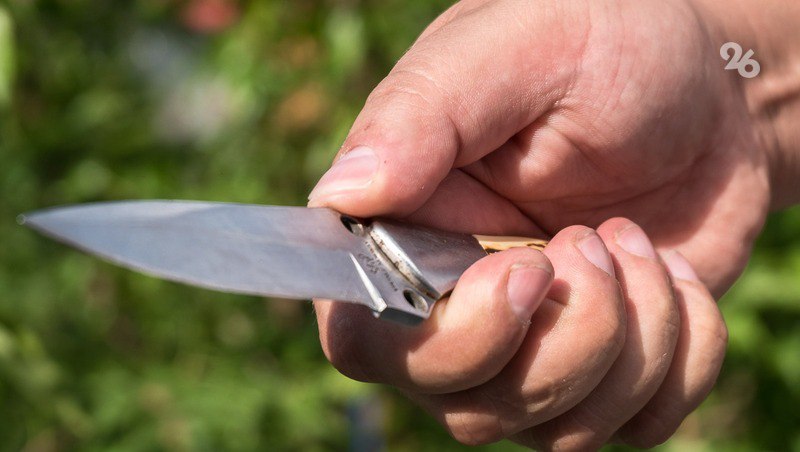 Сельчанин попытался зарезать шумного мотоциклиста в Андроповском округе  Конфликт вспыхнул ещё 28 апреля прошлого года на окраине села Крымгиреевского. Обвиняемый набросился на 20-летнего парня из-за езды того на мотоцикле. Мужчина угрожал расправой и пытался ударить ножом по голове оппонента. Молодой человек сумел выбить нож из рук злоумышленника и остался жив.   51-летний фигурант уголовного дела заключён под стражу. Его обвиняют в покушении на убийство. Материалы направили в суд, пишет СУ СКР по краю.