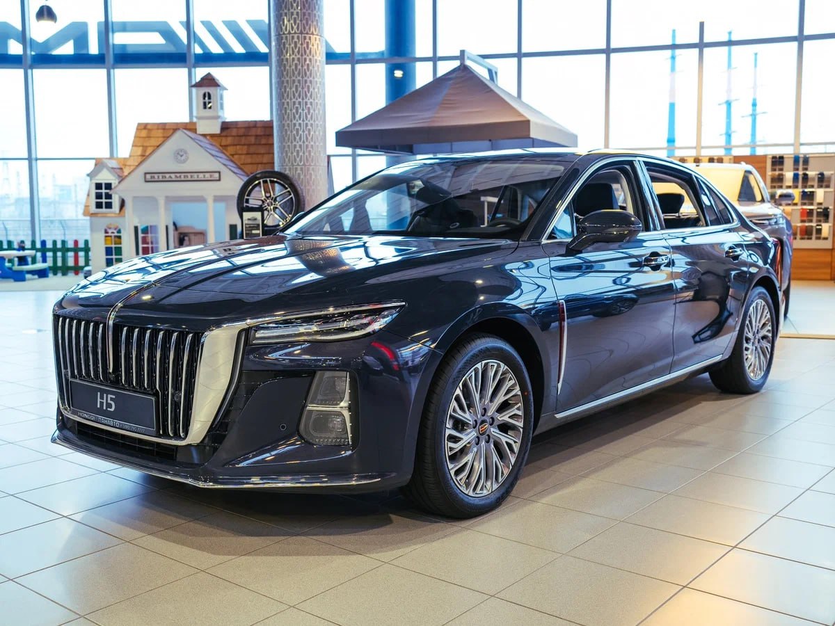 Владельцы новых Hongqi не могут поставить машины на учёт из за VIN номеров Около тысячи автовладельцев столкнулись с отказом ГИБДД в регистрации новых автомобилей Hongqi Причина кустарно наклеенные дублирующие таблички с VIN номерами пишет Mash По данным паблика иномарки из МРЭО ГИБДД отправляются прямиком на экспертизу а владельцы вынуждены месяцами ожидать решения а также тратиться на доппроверки При этом машины приобретались в официальных автосалонах и имеют все необходимые документы Проблема массово фиксируется в Москве и Петербурге пишет паблик Представители Hongqi утверждают что таблички устанавливаются на заводе по стандартам но МРЭО продолжают отказывать в регистрации За 9 месяцев 2025 года в России продано около 3000 моделей HS5 и HS7