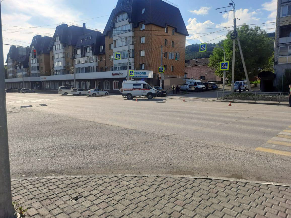 Скорая помощь попала в ДТП в Горно-Алтайске, доставляя в медучреждение мужчину, пострадавшего в ДТП немного ранее вблизи Кызыл-Озека.   Столкновение произошло 31 июля в 16:20 автомобиль «скорой» двигался по проспекту в сторону республиканской больницы с включенным проблесковым маячком и звуковой сиреной, а Toyota Rav 4 выезжал на проспект в районе дома №60 с улицы Бориса Головина в прямом направлении.    По информации МВД РА, в результате происшествия медицинская помощь понадобилась водителю ГАЗели, а также фельдшеру скорой помощи.  В настоящее время по факту ДТП проводится проверка.