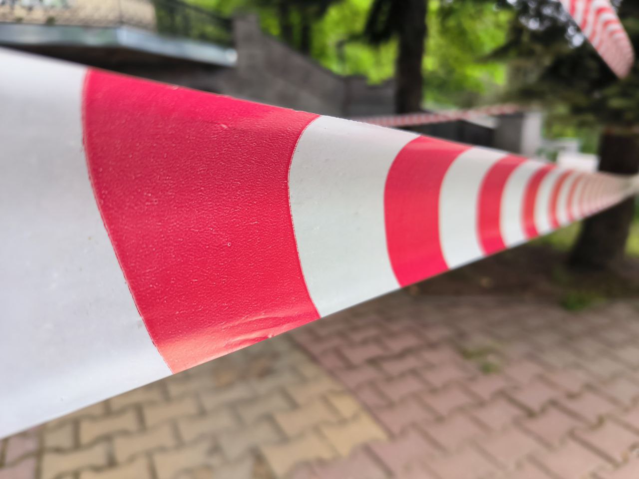 Сообщения о минировании школ и детских садов проверяют на Ставрополье Специалисты ищут опасные предметы в образовательных учреждениях Кисловодска Ессентуков Кочубеевского Изобильненского Новоалександровского округов Об этом главы муниципалитетов рассказали на своих страницах в соцсетях во вторник 13 января Сотрудников и учащихся учебных заведений эвакуировали на время проверки поступившей информации  Подписаться на 1777 в Телеграм MAX