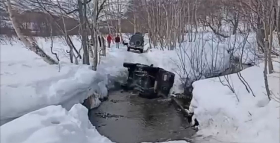 На Карымских источниках Камчатки опрокинулся на бок автомобиль  видео  Автомобиль лёг на бок при проезде водоёма на Карымских источниках Камчатки. Видео опубликовал министр по ЧС региона Сергей Лебедев в своих соцсетях. Когда точно была снята запись — не известно. Нажмите для подробностей -