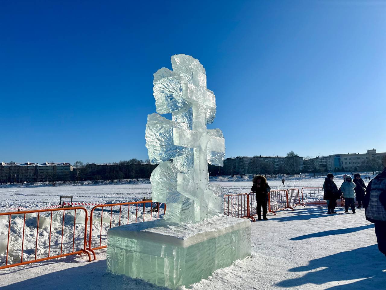 Подготовка к Крещению идет в Биробиджане Биробиджан готовится к одному из главных православных праздников 6 Крещенский городок будет развёрнут 19 января в районе Невского залива Чин великого освящения воды на открытой воде начнётся в 13 00 6 На территории будут установлены тёплые палатки для переодевания развернута полевая кухня а сотрудники МЧС установят световую башню для освещения купели Охрану общественного порядка обеспечат сотрудники полиции Освящённую крещенскую воду также можно будет набрать в храмах города в Кафедральном соборе Благовещения Пресвятой Богородицы Церкви Николая Чудотворца Церкви Казанской иконы Божией Матери на Биробиджане 2 и в Храме в честь благоверного князя Александра Невского на улице Шалаева   спасибо за информацию буду нырять Подпишись на нас в МAХ