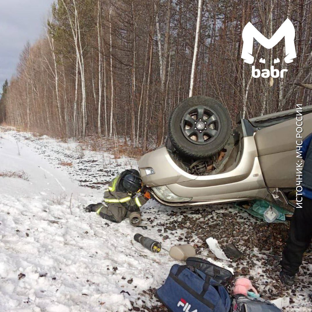 Девочку зажало во внедорожнике после аварии на трассе Чита – Иркутск. Ребёнка отправили в больницу на вертолёте.  Фура и джип столкнулись накануне. Три пассажира смогли выбраться, а 14-летнюю школьницу придавило смятым железом.   Спасателям из Хилка пришлось резать металл специнструментом. Во время операции парни подбадривали ребёнка и отвлекали её от боли разговорами.