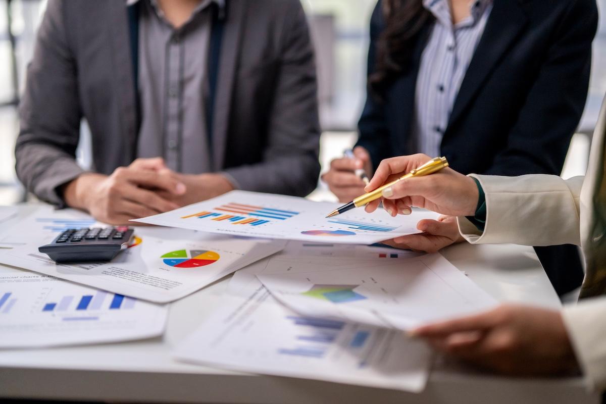 НРД предложил ЦБ меры для более удобной покупки и продажи паевых фондов НРД и Банк России работают над тем чтобы паи ПИФов зачислялись на счет инвестора в день покупки Сейчас после оплаты паев срок их зачисления доходит до 5 рабочих дней режим T 5 Тогда как акции и облигации зачисляются быстрее в день сделки T 0 или на следующий T 1 Это несправедливо и снижает привлекательность ПИФов НРД предлагает переход на расчеты T 0 для всех типов фондов открытых биржевых интервальных закрытых Реформа потребует комплекс мер   получение от биржи цен и отчетов по сделкам до конца торгового дня для оперативного расчета стоимости пая   единый формат заявок   отмена двойной идентификации если депозитарий уже проверил клиента УК не должна делать это снова   передача налоговой функции чтобы депозитарии и брокеры а не УК рассчитывали и удерживали налог   быстрый перевод денег списали пай перевели деньги и все в один день Что на эти предложения ответили в Банке России будут ли готовы сами УК перейти на новый формат работы подробнее   www rbc ru quote news 693ff58c9a79477d67e5abc6 Подписаться на Сам ты инвестор