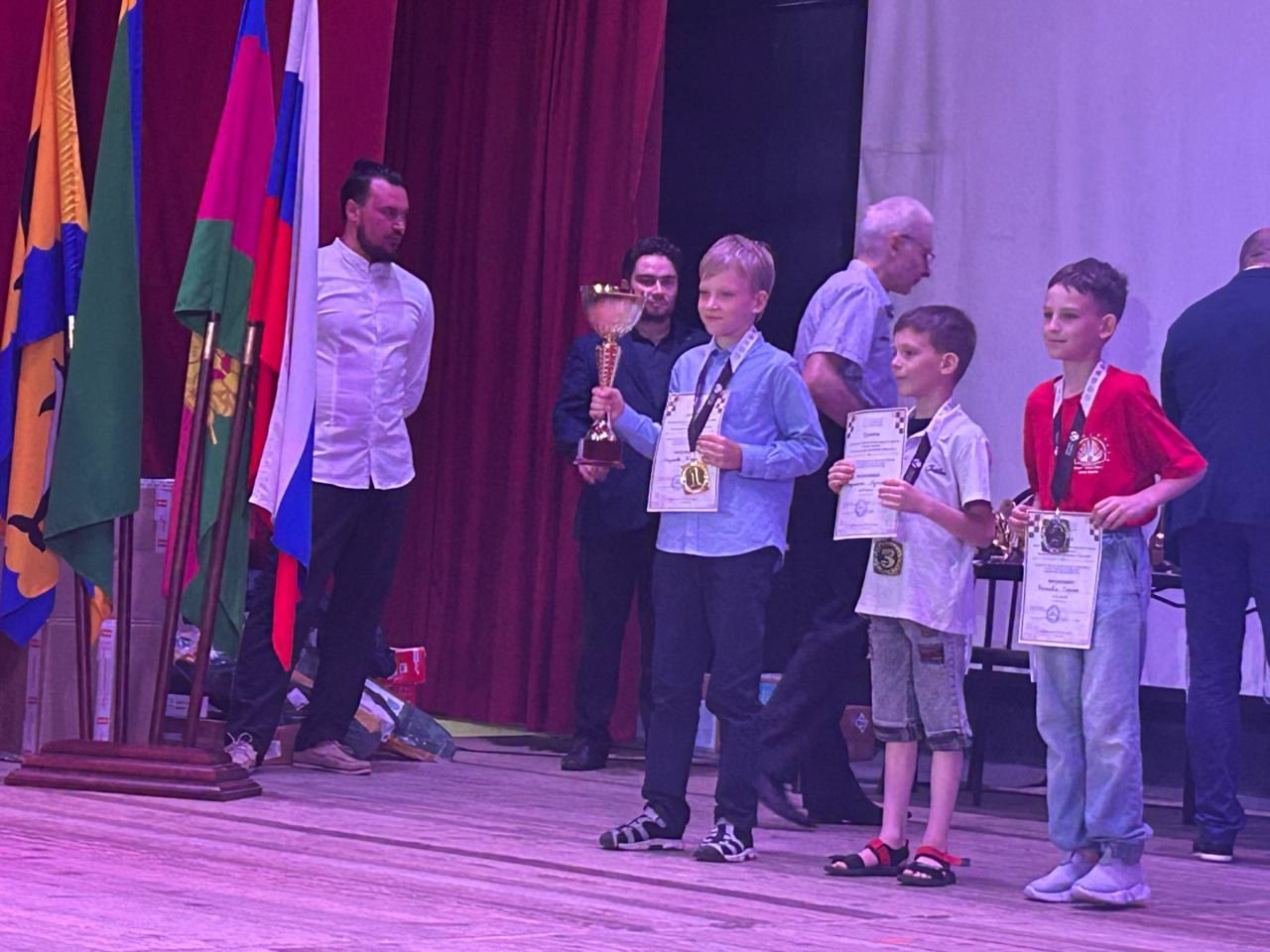 Пскович Игорь Наумов выиграл две медали на фестивале интеллектуальных игр «Таврелия», который прошёл в пансионате «Шепси», в Краснодарском крае с 1 по 8 июня В рамках фестиваля состоялись отборочные соревнования к чемпионатам России среди мужчин и женщин по таврелям, Кубок России по таврелям, всероссийский блиц-турнир, а так же соревнования по шахматам, настольному теннису, футболу, а также мастер-классы по таврелям и шахматам. Наумов занял третье место на Кубке России среди юниоров в младшей возрастной группе, а также выиграл всероссийский блиц-турнир по таврелям. Кроме того, великолучанка Эльза Иванова заняла четвёртое место на Кубке России в средней возрастной группе среди девушек.