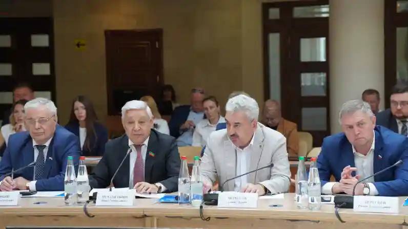 Мухаметшин призвал регионы Приволжья поддержать массовый спорт среди молодежи  В Пензе состоялось заседание Ассоциации молодежных парламентов при законодательных органах государственной власти субъектов РФ Приволжского федерального округа, на котором обсуждались вопросы совершенствования нормативно-правовой базы в сфере массового спорта среди молодежи и повышения доступности спортивной инфраструктуры. Об этом сообщает пресс-служба Госсовета Республики Татарстан.  В ходе мероприятия участники обменялись лучшими региональными практиками в формировании семейных ценностей и подготовке молодежи к семейной жизни.   Заседание посетил Председатель Государственного Совета Республики Татарстан Фарид Мухаметшин, а также заместитель Полномочного представителя Президента РФ в ПФО Олег Машковцев, координатор Ассоциации законодателей Поволжья Евгений Люлин и главы парламентов регионов округа. Олег Машковцев отметил, что развитие массового спорта является приоритетом для федеральных и региональных властей. Он напомнил о задаче Президента России довести долю граждан, регулярно занимающихся физической культурой, до 70%.   Подписаться   Сообщить новость