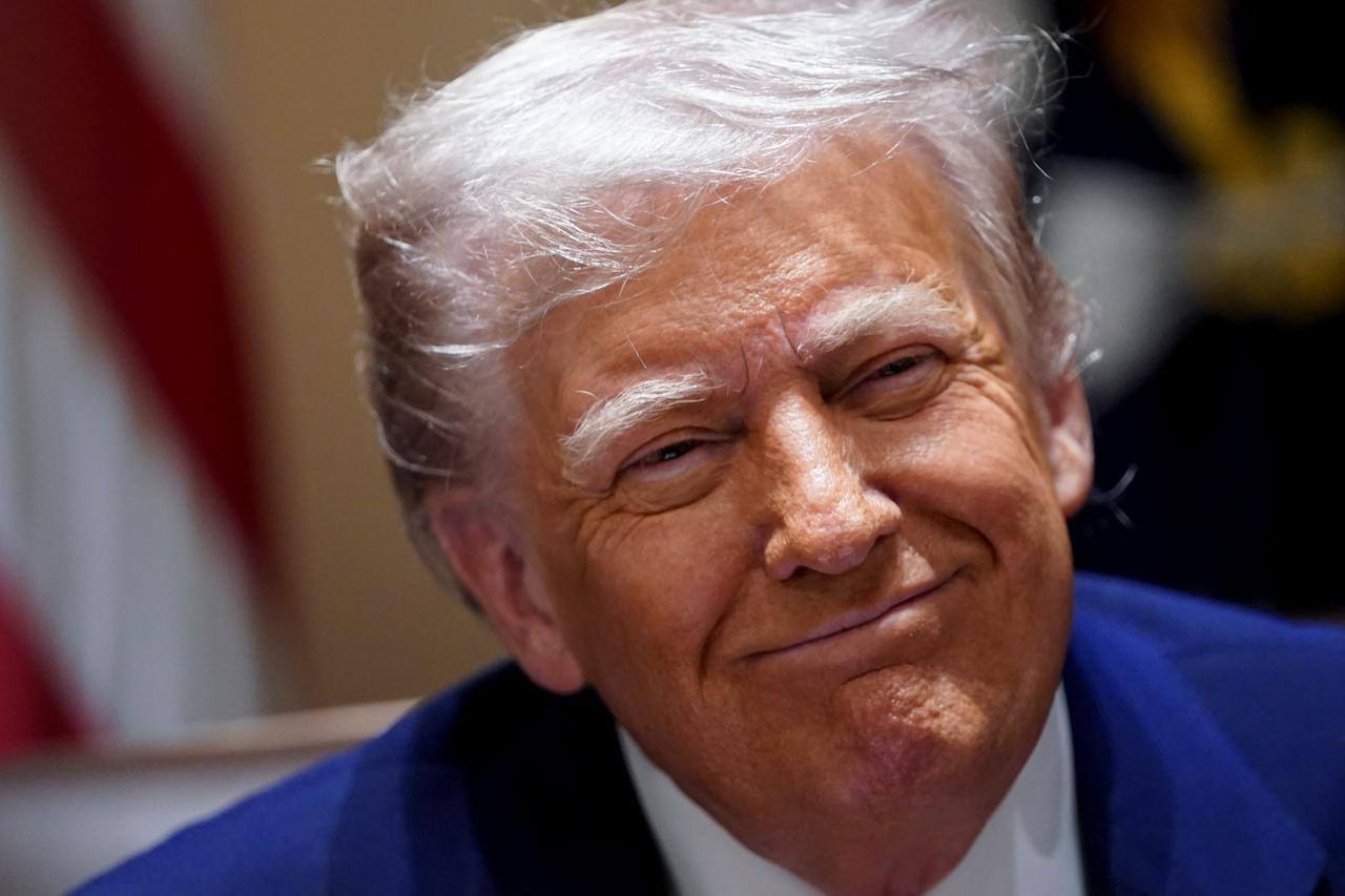 Внешняя политика президента США Дональда Трампа стала одним из ключевых факторов, влияющих на пересмотр традиционных принципов международных отношений.   Его подход, основанный на лозунге Make America Great Again, привёл к значительным изменениям в глобальном балансе сил, переформатированию альянсов и усилению тенденций к деглобализации.  Причём происходит всё это практически в ежедневном режиме. И по большей части абсолютно непредсказуемо. В результате практически весь мир, затаив дыхание, ждёт очередного утра в Америке и очередной порции интервью Трампа.   В результате одной глобальной смены формата Трампу уже удалось добиться – он приучил весь политический и медийный мир жить по вашингтонскому времени.  Амбициозность и радикальность как планов, так и реальных шагов Трампа вполне позволяют определить его действия как глобальную революцию. Или, по крайней мере, как её попытку.   Вопрос том, есть ли сейчас в наличии глобальная социальная база для придания устойчивости трампистской революции? Или же это лишь очередной ультраправый переворот, каких много было в истории, только с последствиями, ощутимыми не для одной страны, а в глобальном масштабе? Об этом размышляет Олег Барабанов  , программный директор Валдайского клуба.     #МировоеБольшинство_и_мироустройство #ДональдТрамп