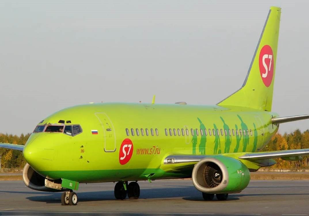 Boeing 737  RA-73408  авиакомпании S7 Airlines, выполнявший 1 августа чартерный рейс S7-6327 из Иркутска в Ош, получил разрешение на взлёт от диспетчера и начал разбег. Однако неожиданно прямо по курсу появился вертолёт Ми-8  RA-22684  авиакомпании «Газпром авиа», вылетавший с вертолётной площадки. Диспетчер, заметив сближение, отдал экипажу S7 команду остановиться. После этого воздушное судно освободило полосу.   Причиной опасной ситуации стала несогласованность действий между диспетчерами. Росавиация приступила к расследованию инцидента, сообщает «Авиаторщина».  #иркутск