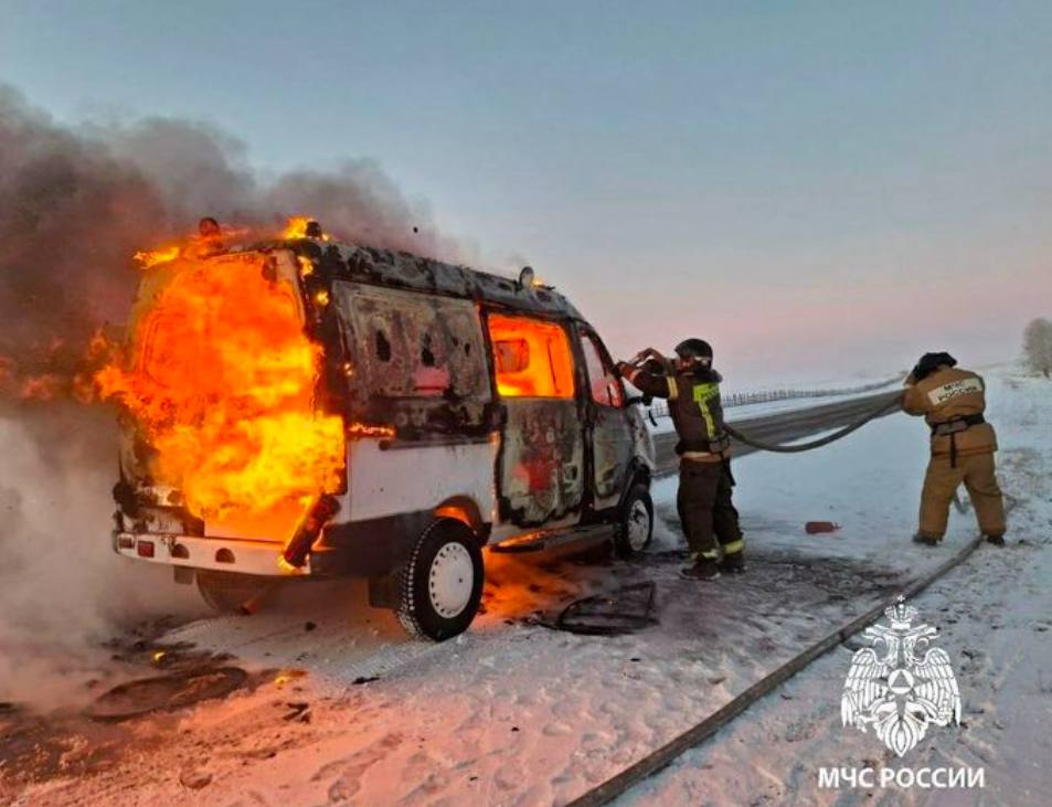 Утром в Иркутской области произошел пожар в автомобиле скорой помощи, сообщает пресс-служба ГУ МЧС России по региону.  Инцидент случился на 117 километре трассы Иркутск — Баяндай. Автомобиль транспортировал пробы на анализы в Иркутск. Пожар был ликвидирован усилиями четырех спасателей и одной единицы техники. Площадь возгорания составила шесть квадратных метров.  К счастью, жертв и пострадавших нет. Причины возникновения пожара будут установлены дознавателями МЧС.    Хотите чем-то поделиться? Присылайте фото и видео нам   Лучшее опубликуем!