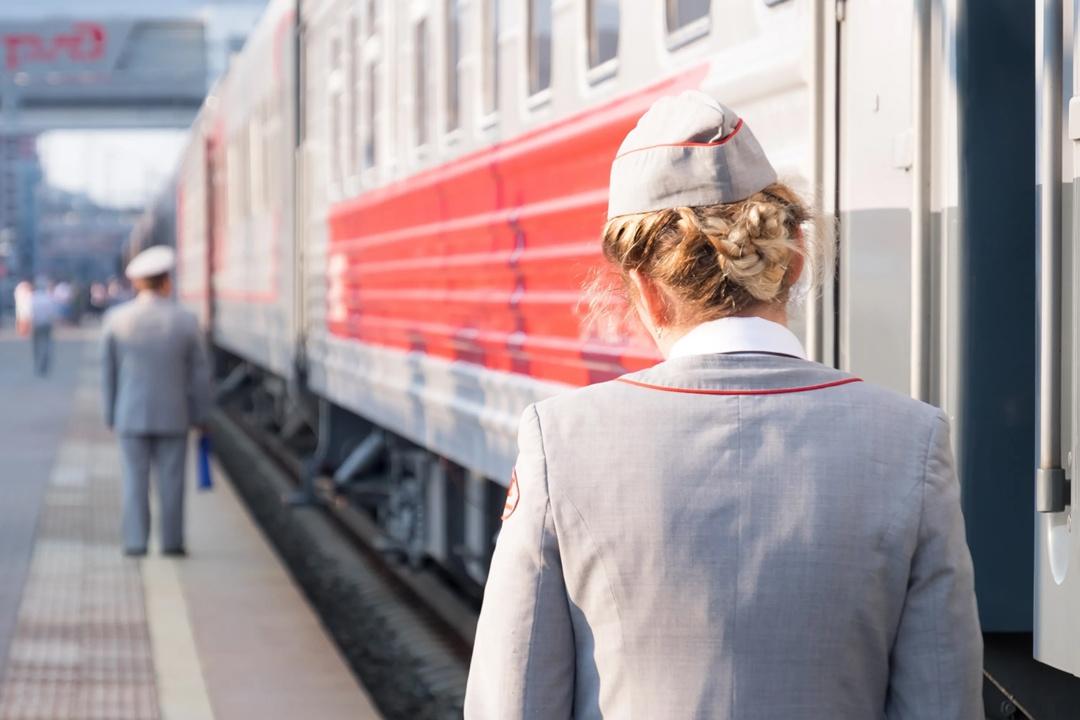 ‍  Проводник поезда «Москва — Владивосток» украл телефон у пассажира во сне  На перегоне Свердловской железной дороги в Тюменской области 37-летний проводник Анатолий С. решил "подзаработать", увидев на полу купе Redmi 12. Хозяин телефона мирно спал, а проводник — тихо унес гаджет за 8 200 рублей.  Пассажир пожаловался, но позже простил злоумышленника: тот вернул деньги и извинился. Уголовное дело закрыли из-за примирения сторон.